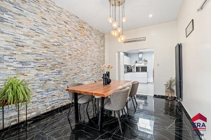 Energy-efficient 4-bedroom home with a garden near downtown