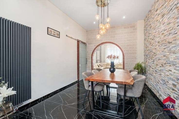 Energy-efficient 4-bedroom home with a garden near downtown