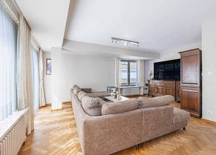 Ready-to-move-in, light-filled split-level house with spaci