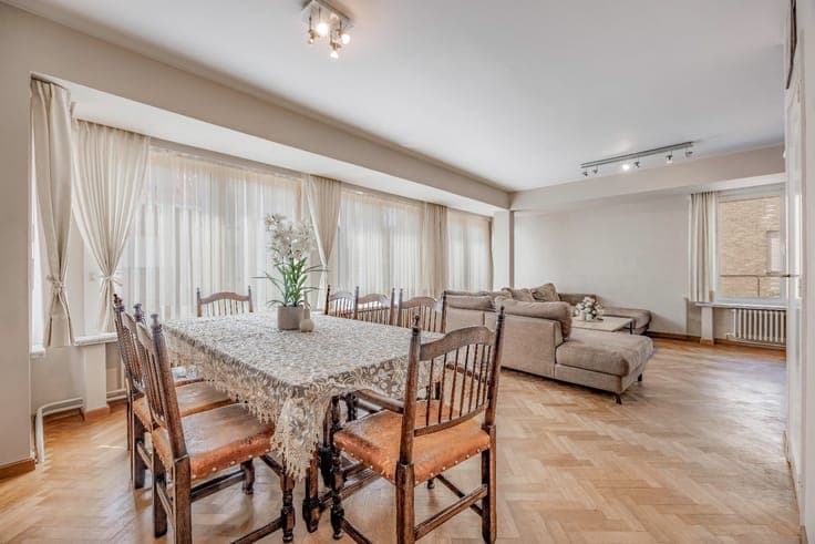 Ready-to-move-in, light-filled split-level house with spaci