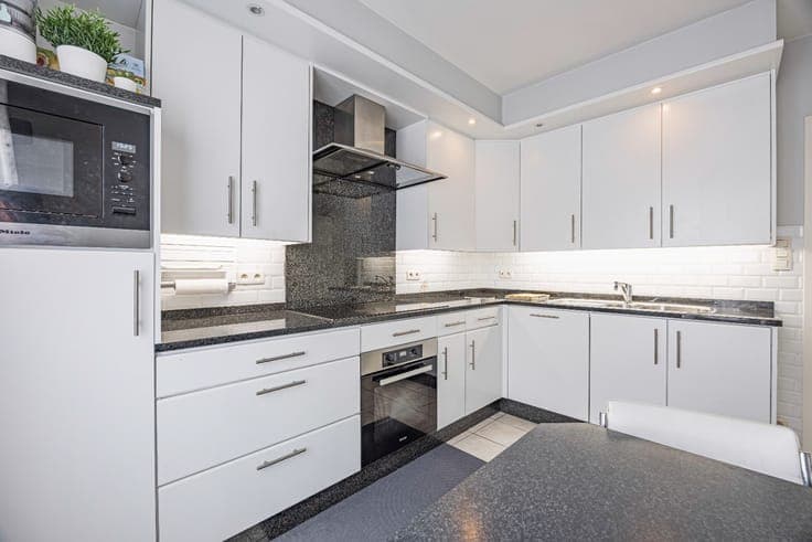 Ready-to-move-in, light-filled split-level house with spaci