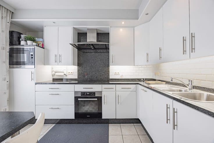 Ready-to-move-in, light-filled split-level house with spaci