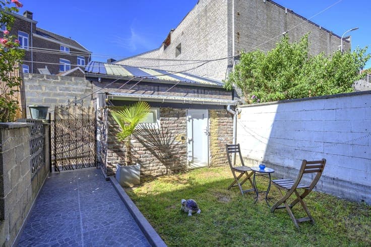 COQUETTE MAISON 1-2CH AVEC PETIT JARDIN. ETAT IMPECCABLE!