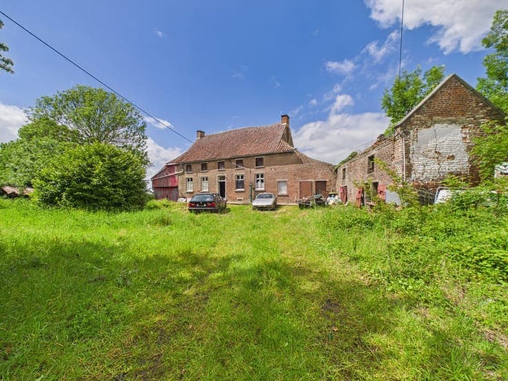 Former farmhouse on a magnificent 13,863 m² plot