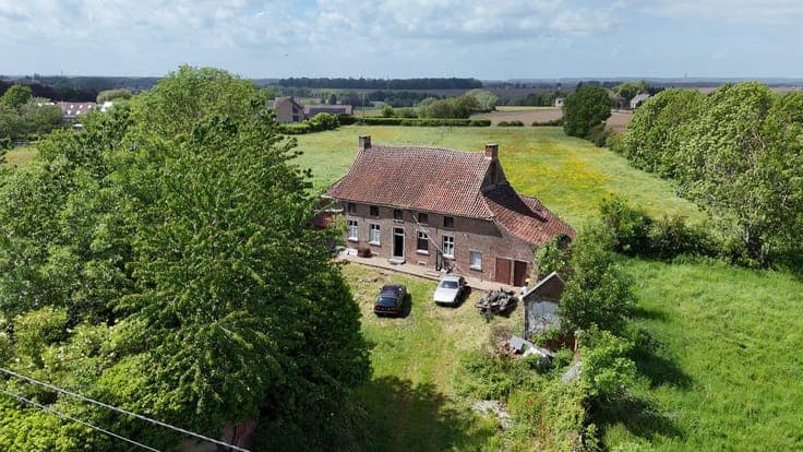 Former farmhouse on a magnificent 13,863 m² plot