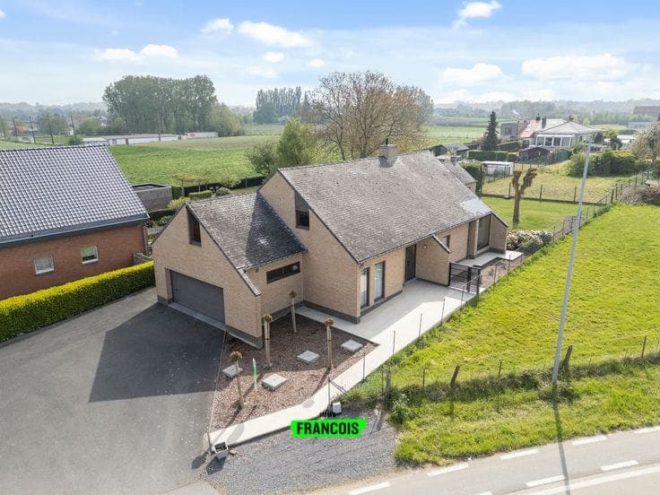 Strijpen (Zottegem) – Spacious and perfectly maintained vil…