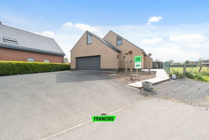 Strijpen (Zottegem) – Spacious and perfectly maintained vil…