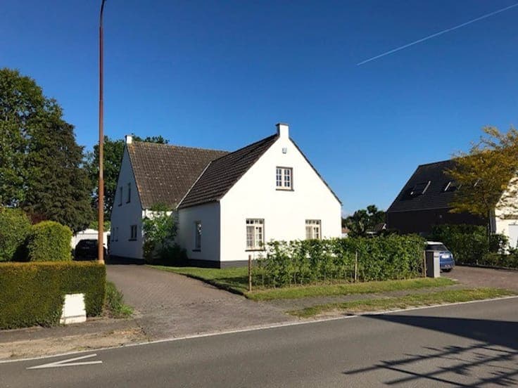 Unieke villa met 4 slk, praktijkruimte en dubbele garage.