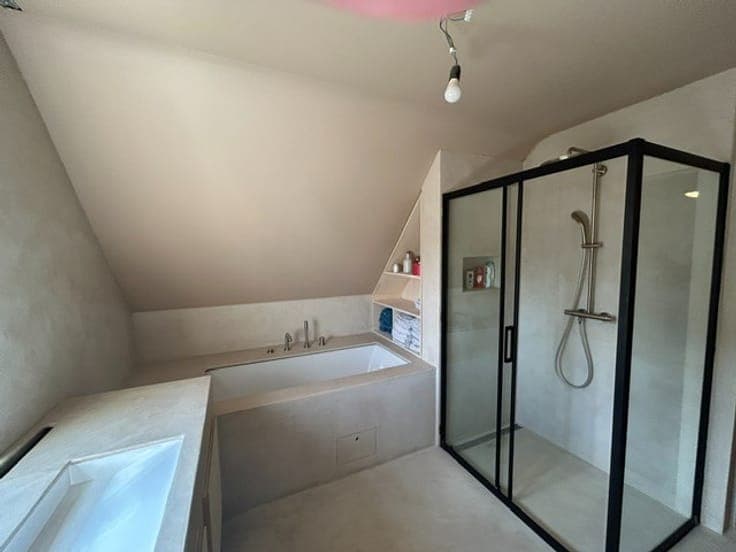 Unieke villa met 4 slk, praktijkruimte en dubbele garage.