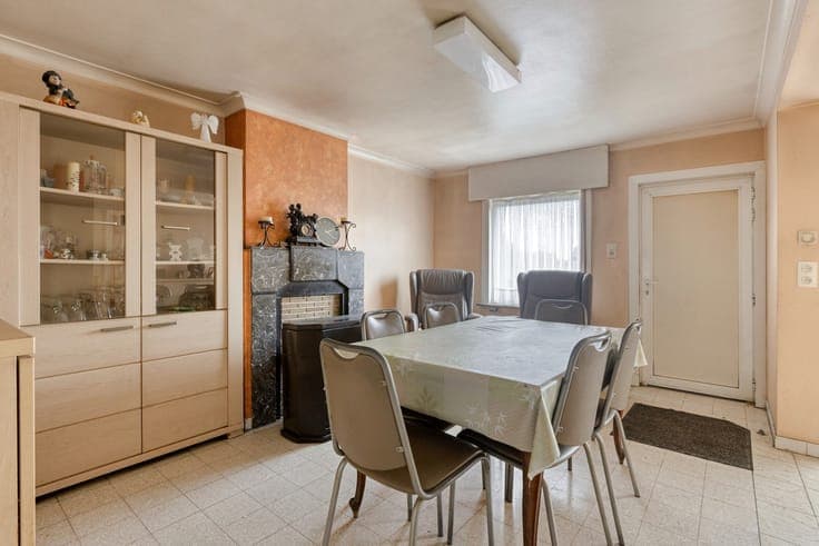 Te renoveren woning op ruim perceel van 1.192 m² met tal...