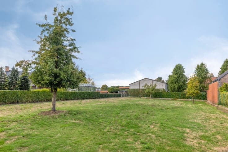 Te renoveren woning op ruim perceel van 1.192 m² met tal...