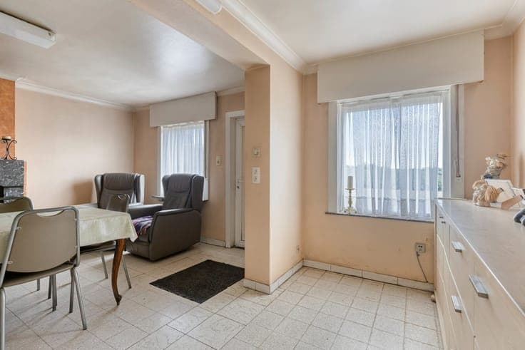Te renoveren woning op ruim perceel van 1.192 m² met tal...