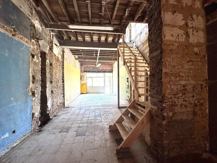 Maison 3 façades à rénover – Gros potentiel – Moustier