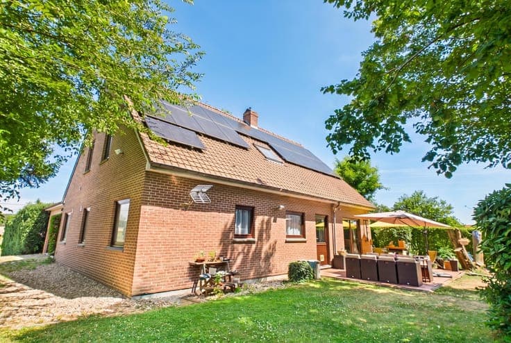 Spacious family home, multiple garages and landscaped garden