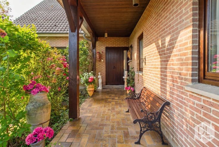 Spacious family home, multiple garages and landscaped garden