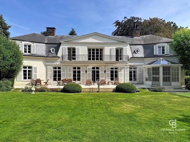 Stunning villa (over 754 m²) with a pool and a caretaker's h