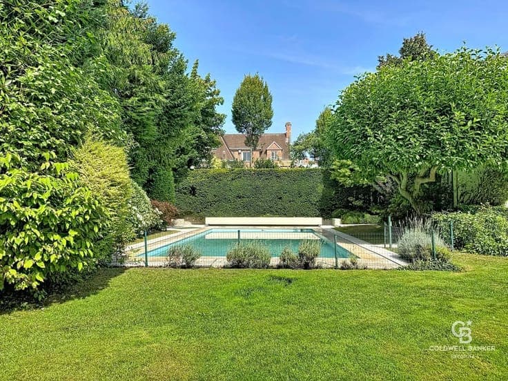 Stunning villa (over 754 m²) with a pool and a caretaker's h