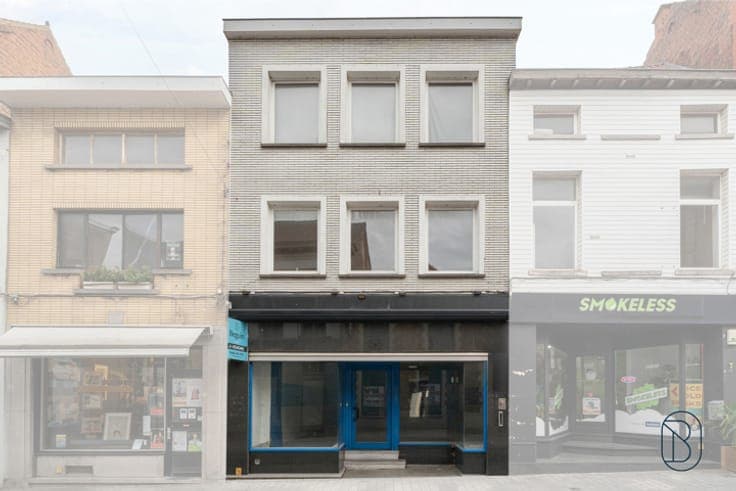 Commercial property in top location with living option