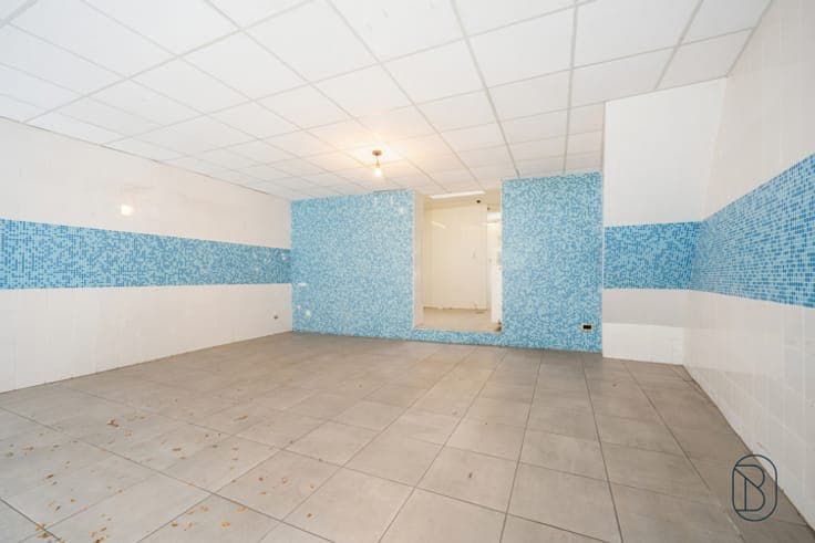 Commercial property in top location with living option