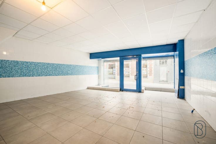 Commercial property in top location with living option