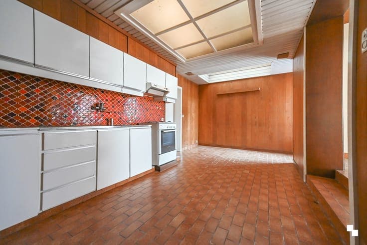 Totaal te renoveren woning met riante garage te Bosmolens