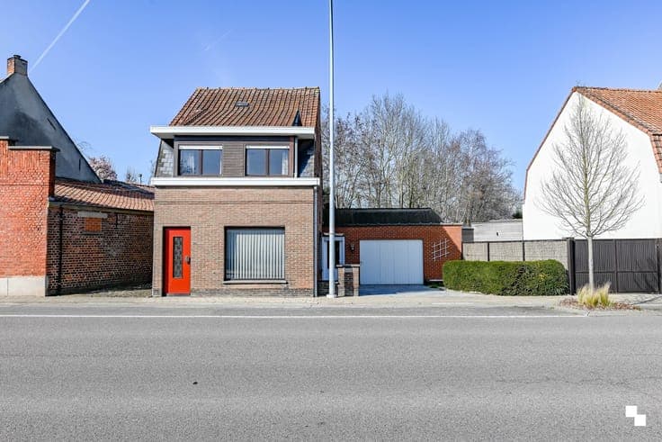 Totaal te renoveren woning met riante garage te Bosmolens