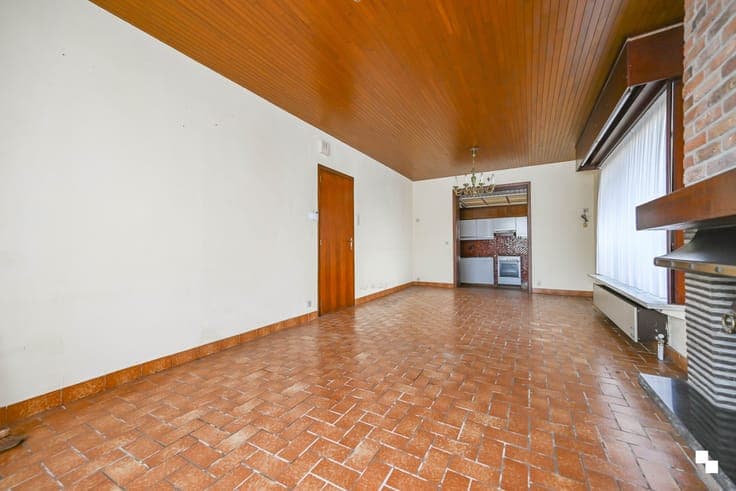 Totaal te renoveren woning met riante garage te Bosmolens