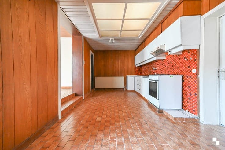 Totaal te renoveren woning met riante garage te Bosmolens