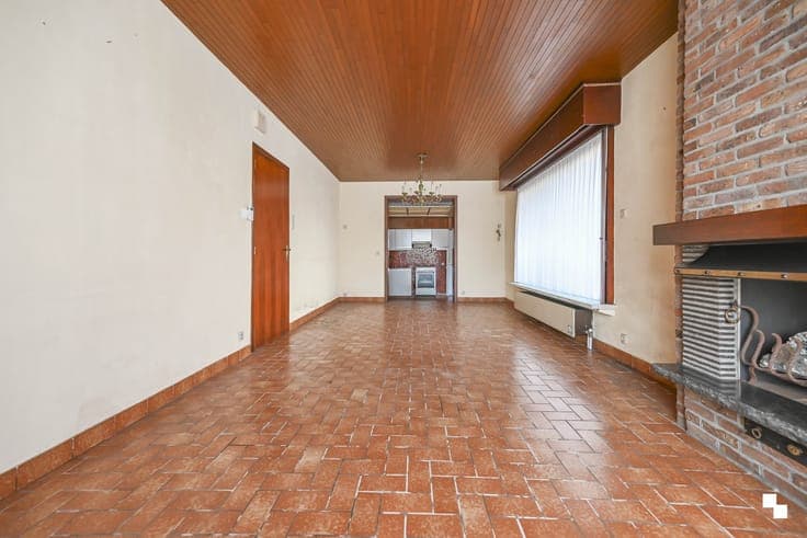 Totaal te renoveren woning met riante garage te Bosmolens