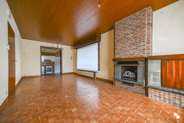 Totaal te renoveren woning met riante garage te Bosmolens