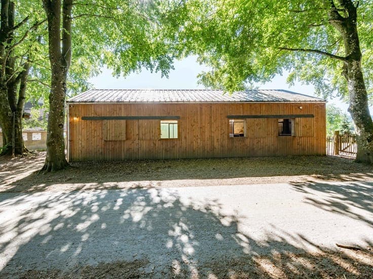 Characterful farmhouse with 1.3 ha of land and horse stables