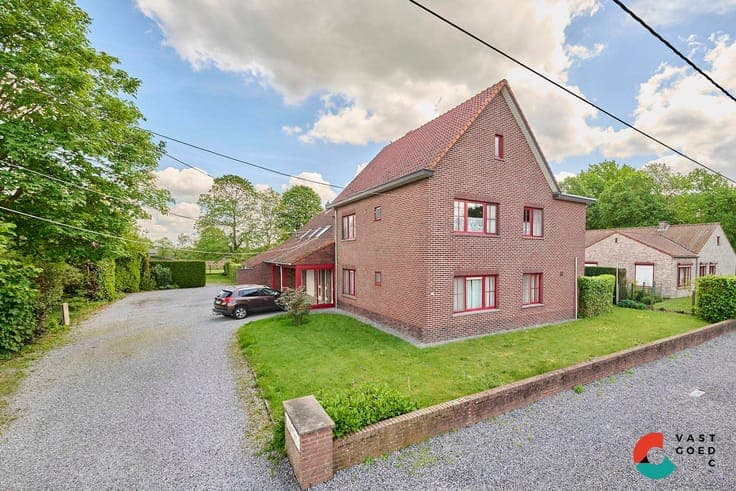 Building met 7 slaapkamers voor opbrengst of meer generaties