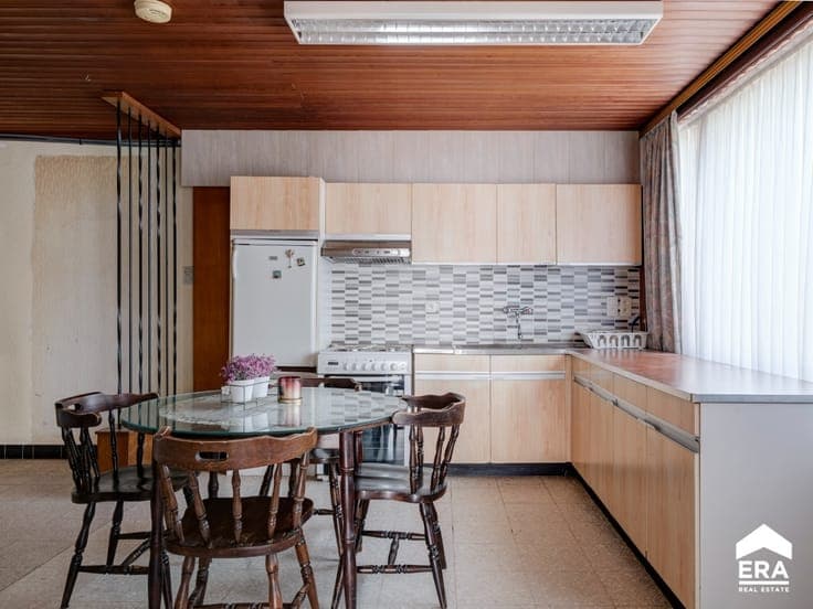 Spacious semi-detached home with warehouse