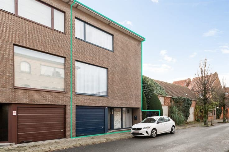 Bell-floor house with 3 bedrooms and garden gate on street s