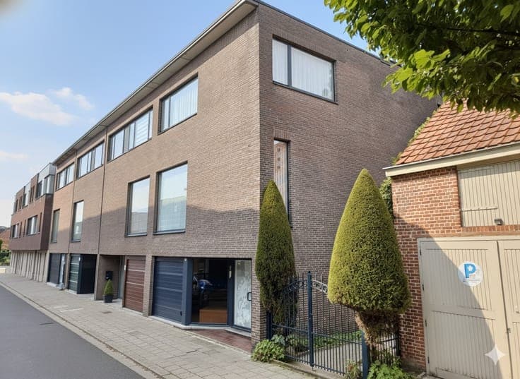 Bell-floor house with 3 bedrooms and garden gate on street s