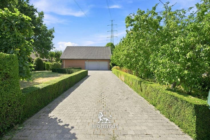 Detached villa on a spacious plot in Lendelede