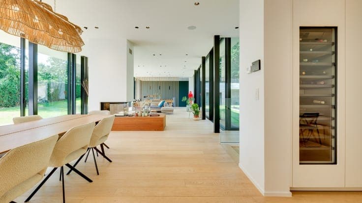 CONTEMPORARY VILLA WITH EXCEPTIONAL FEATURES
