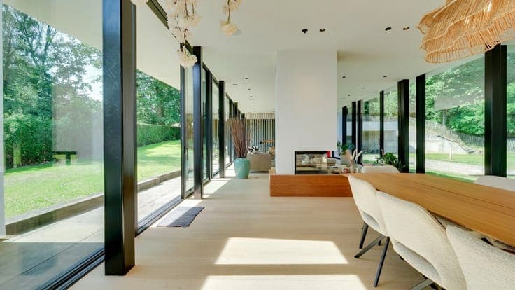 CONTEMPORARY VILLA WITH EXCEPTIONAL FEATURES