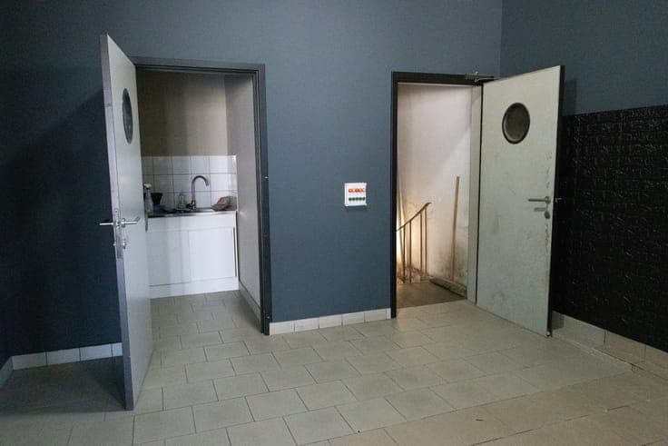 Versatile commercial property with showroom, workshop and sp