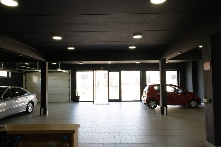 Versatile commercial property with showroom, workshop and sp