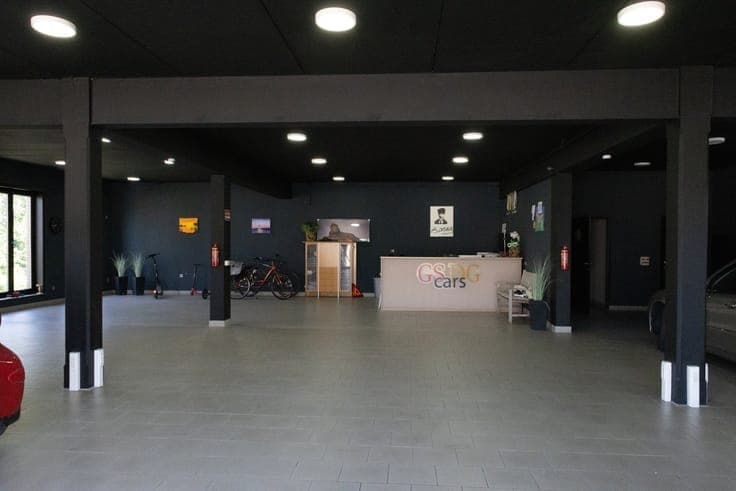 Versatile commercial property with showroom, workshop and sp