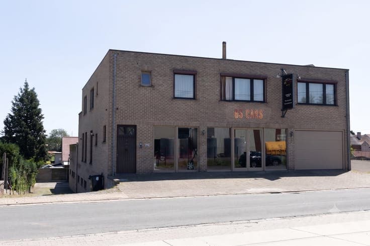 Versatile commercial property with showroom, workshop and sp