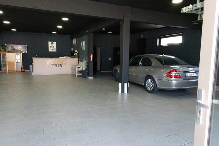 Versatile commercial property with showroom, workshop and sp