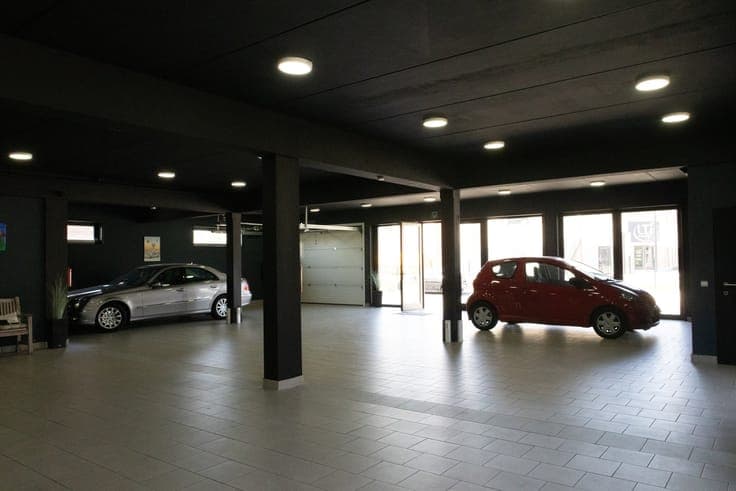 Versatile commercial property with showroom, workshop and sp