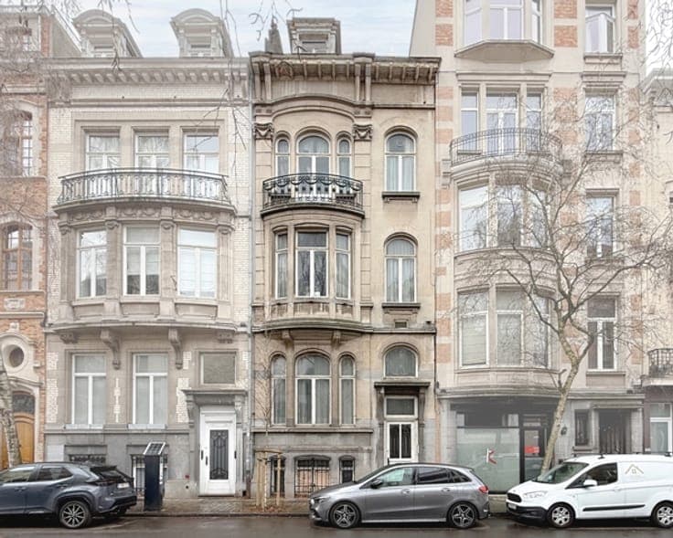 Pl. Brugmann – Bourgeois house of ± 580 m² bruto & garden.