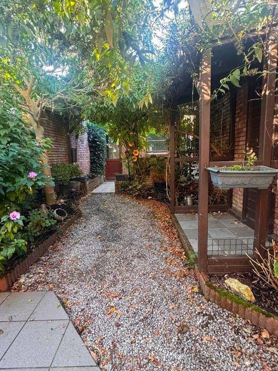 CHARMANTE WONING MET 3 SLPK EN SUPERGEZELLIGE STADSTUIN!
