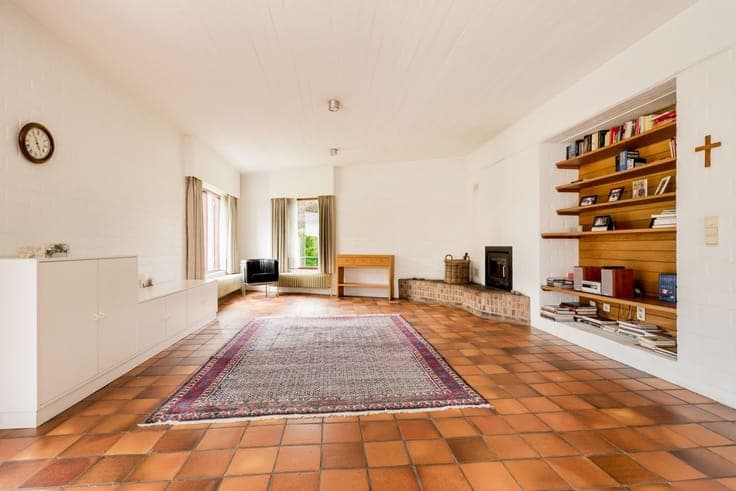 Exceptional villa with private woods on a 4,350 m² lot