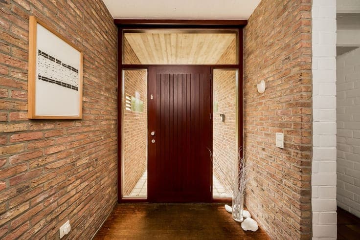 Exceptional villa with private woods on a 4,350 m² lot