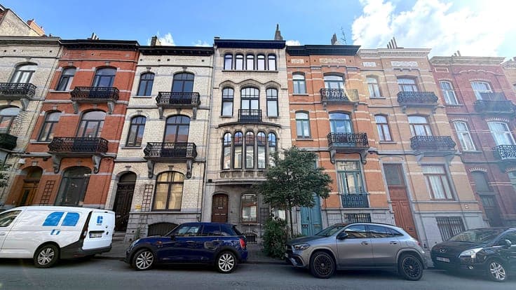 HUART HAMOIR - MAGNIFIQUE IMMEUBLE DE RAPPORT +/- 385M2