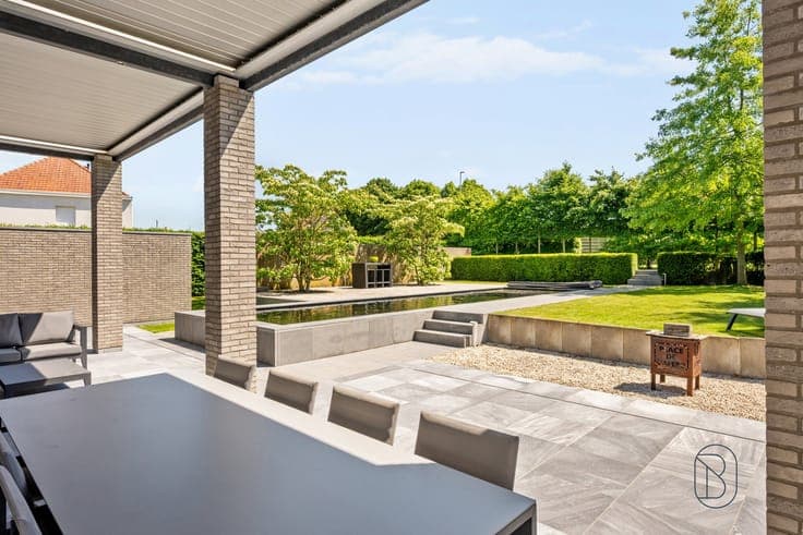 Spacious and energy-efficient villa with swimming pond
